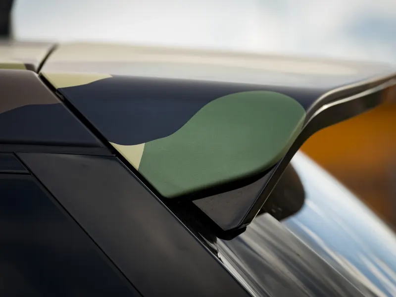 Folierter Dachspoiler im Tarnmuster