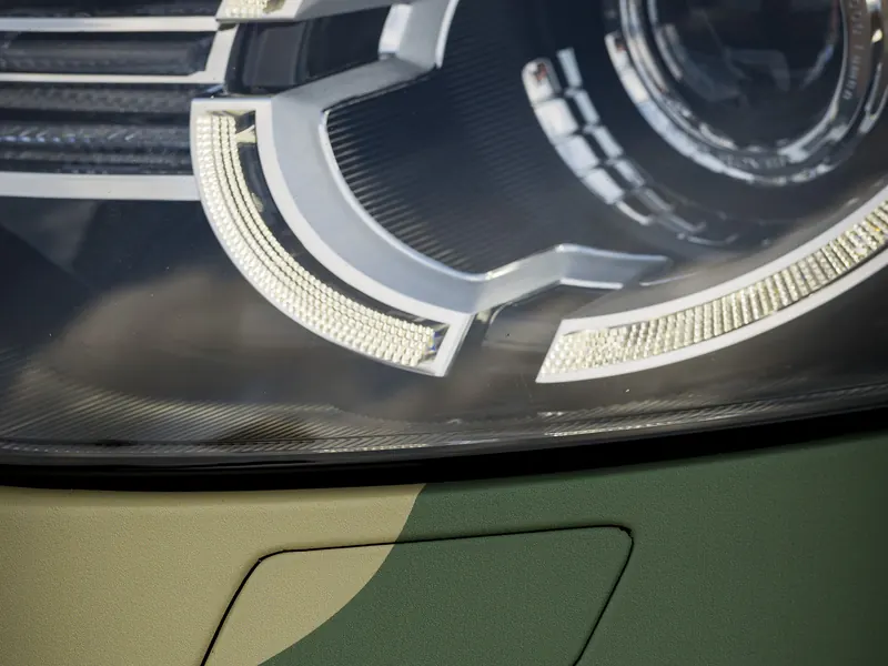 Scheinwerfer mit folierter Abdeckung der Scheinwerferreinigung