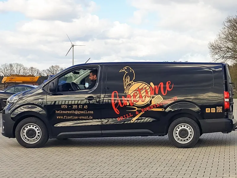 Schwarzer Transporter und Verkaufsanhänger im einheitlichen Design