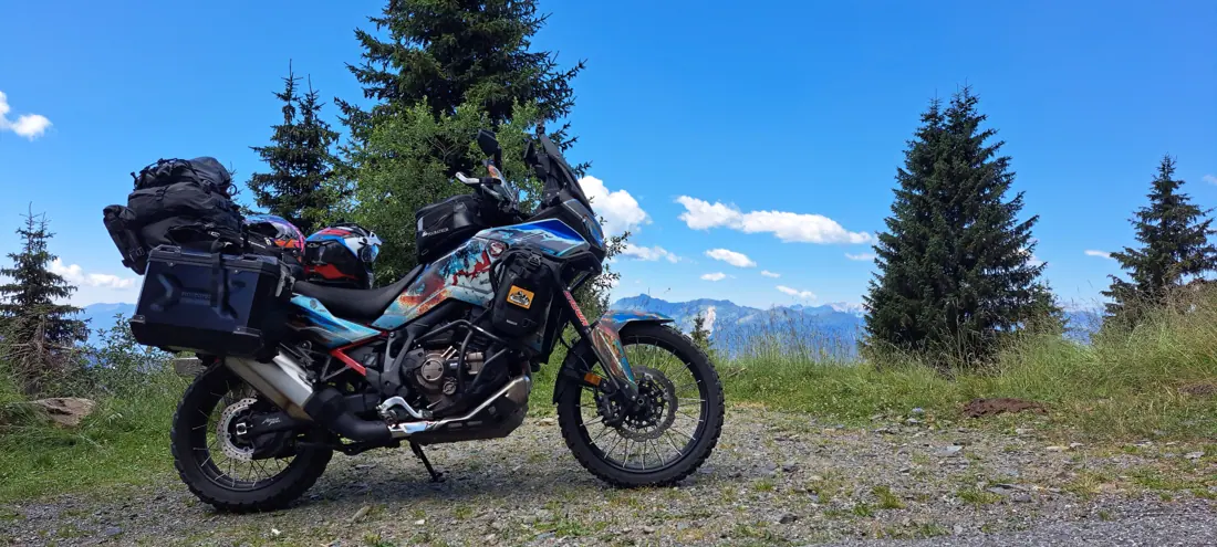 Foliertes Reisemotorrad vor Bergkulisse