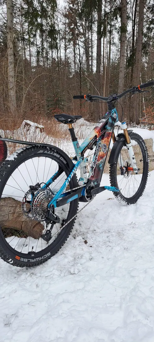 Mountainbike mit foliertem Rahmen im Schnee