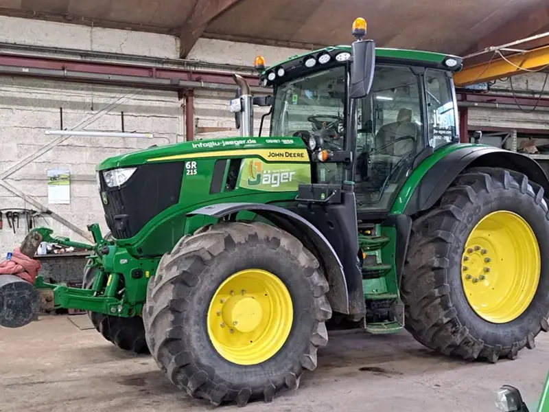 Traktor mit Firmenfolierung in der Halle