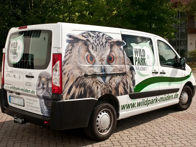 Weißer Transporter mit großem Uhu-Motiv, Logo und Schriftzug im Digitaldruck
