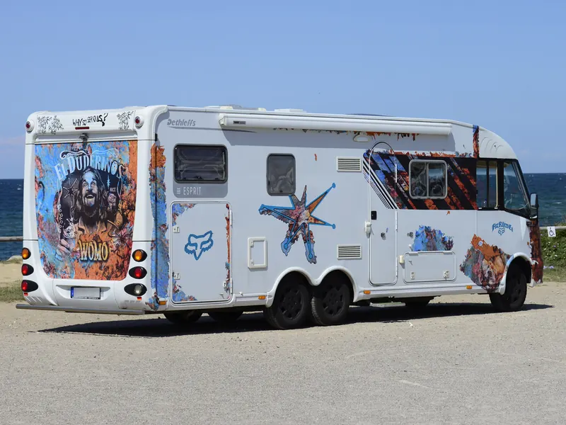 Dasselbe Wohnmobil nach der Folierung mit eigenem Motiv, Ansicht von hinten