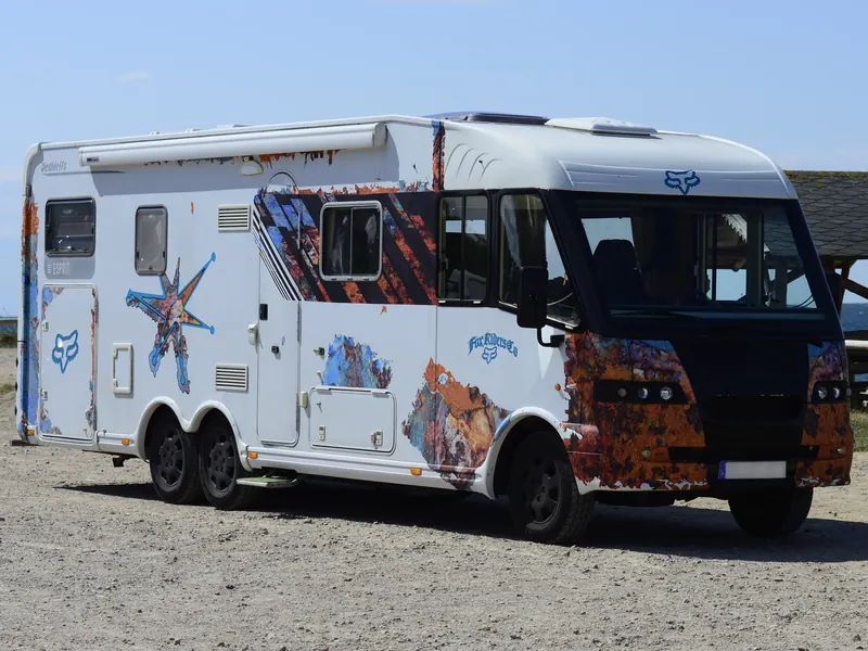 Dasselbe Wohnmobil nach der Folierung mit eigenem Motiv, Ansicht von vorn