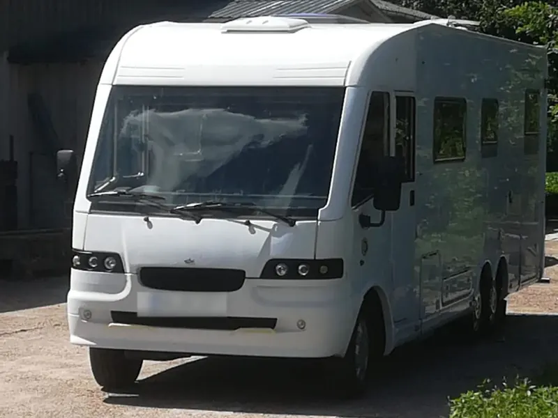 Weißes Wohnmobil vor der Folierung, Ansicht von vorn