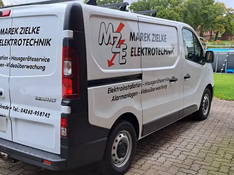 Weißer Transporter eines Elektrobetriebs