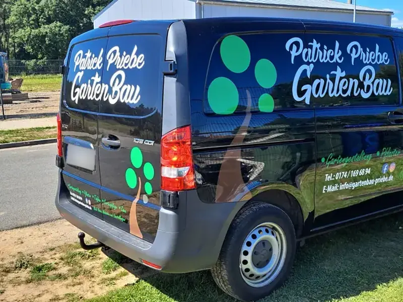 Dunkler Transporter mit grüner Beschriftung