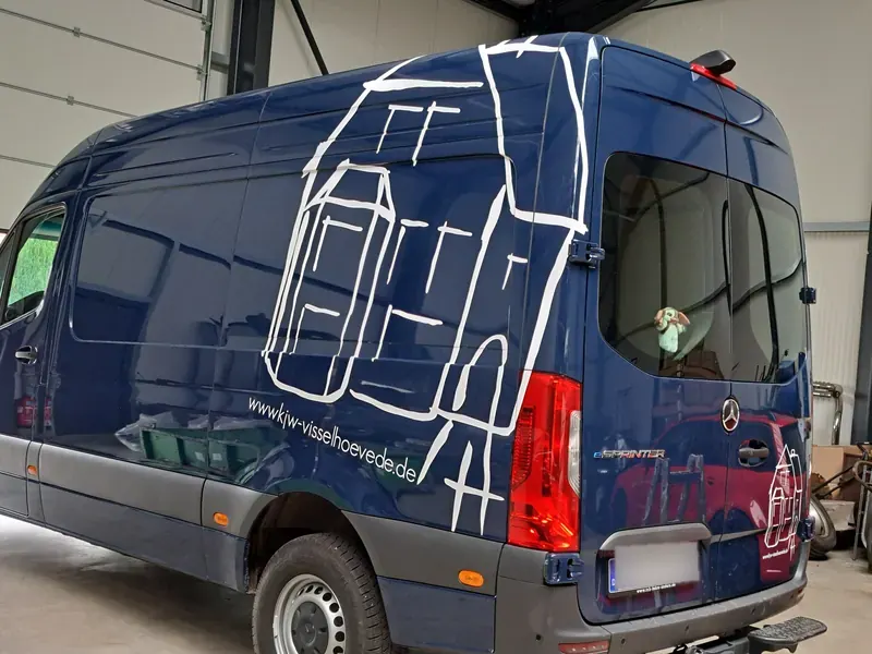 Blauer Kastenwagen mit weißer Strichzeichnung