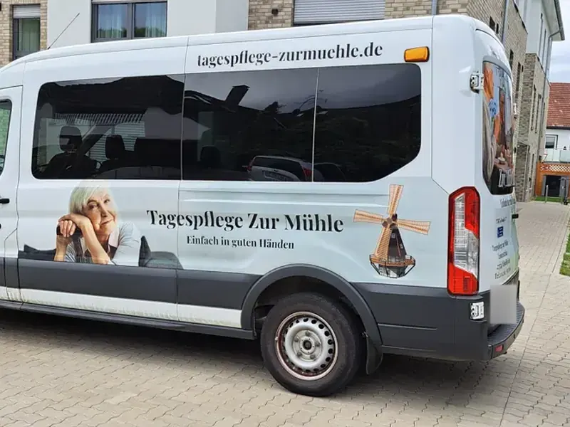 Kleinbus einer Tagespflege mit Bildmotiven, Digitaldruck und Plottschrift