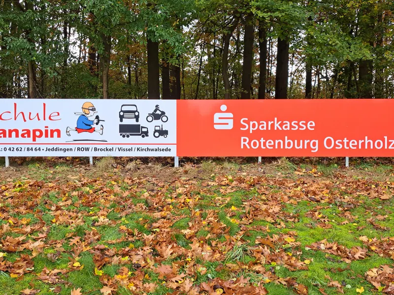 Bandenwerbung am Sportplatz