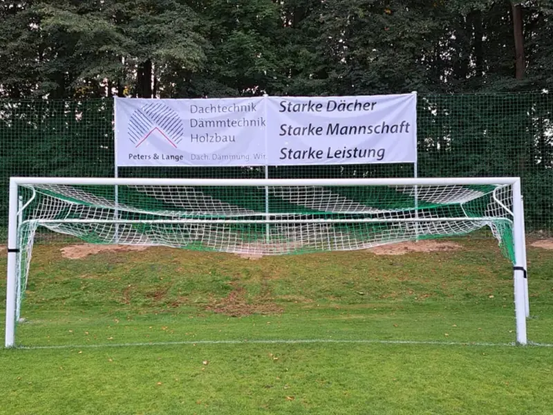 Sponsorenbanner hinter einem Fußballtor