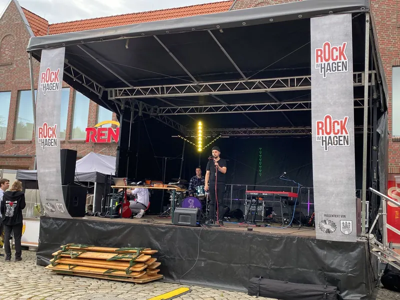 Bedruckte Banner links und rechts an einer Veranstaltungsbühne