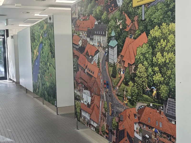 Wandbild mit Luftaufnahme in einem Flur
