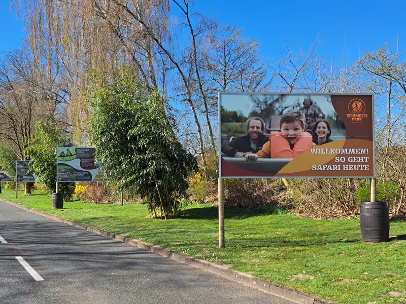 Großflächenplakat an einer Zufahrtsstraße