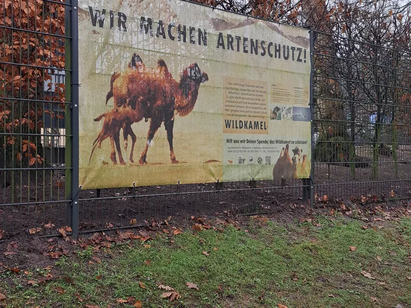 Bedrucktes Banner an einem Zaun