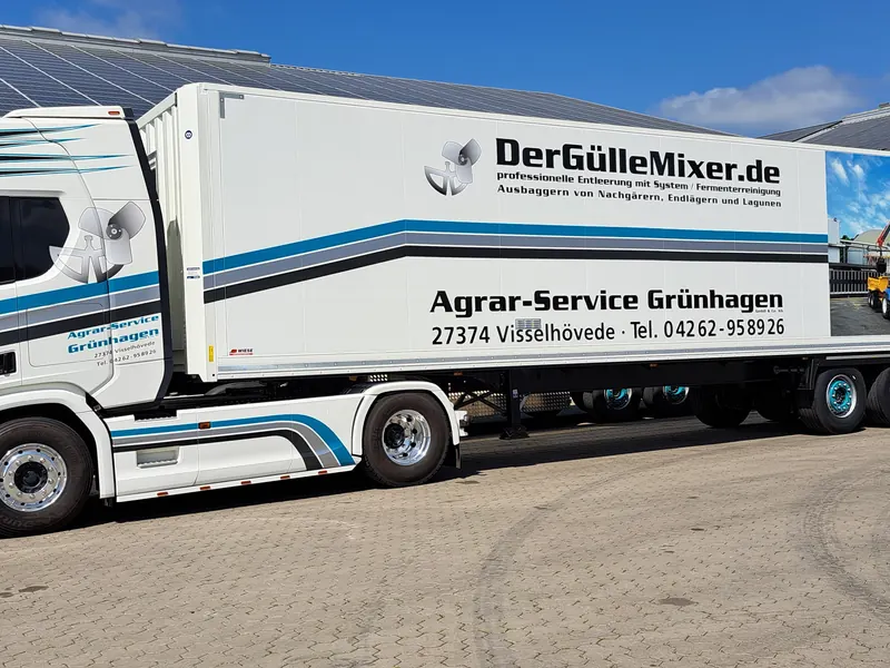 Beschrifteter Sattelzug eines Agrar-Dienstleisters