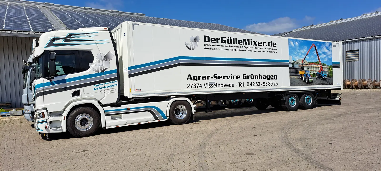 Beschrifteter Sattelzug eines Agrar-Dienstleisters