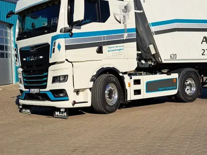 Lkw mit Auflieger im einheitlichen Streifendesign