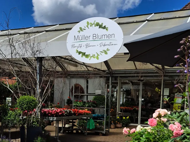 Ovales Firmenschild über einem Gartencenter-Eingang