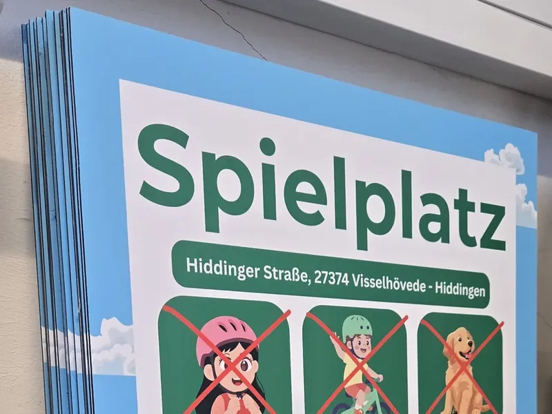 Bedrucktes Hinweisschild für einen Spielplatz