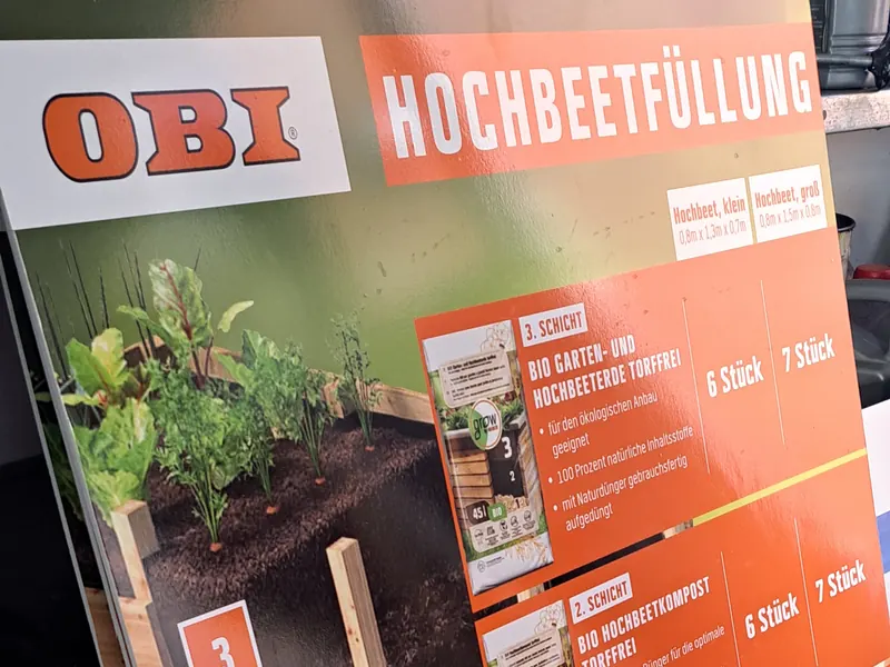 Bedruckte Schildtafel eines Baumarkts zur Hochbeetfüllung