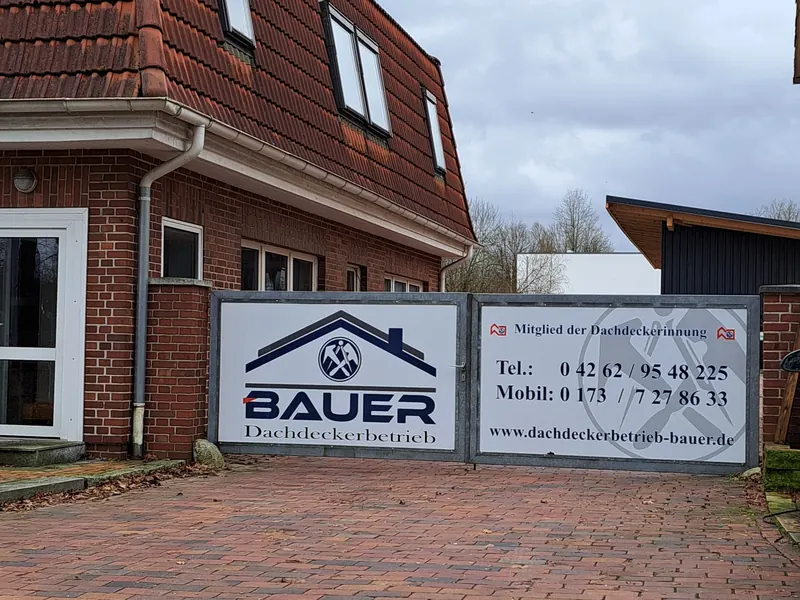 Firmenschild über die ganze Breite eines Hoftors