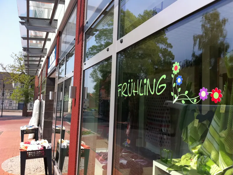 Schaufenster mit Frühlings-Schriftzug und Blumenmotiv aus Folie