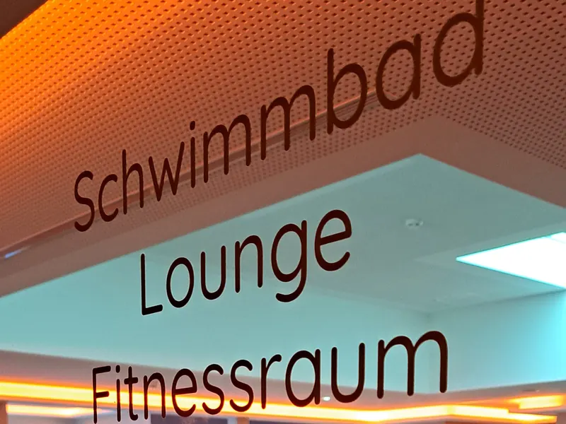 Glastür mit Folienschrift Schwimmbad, Lounge, Fitnessraum und Hinweiszeichen