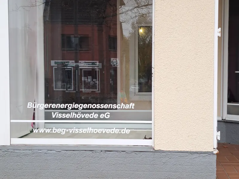 Beklebtes Schaufenster eines Ladenlokals