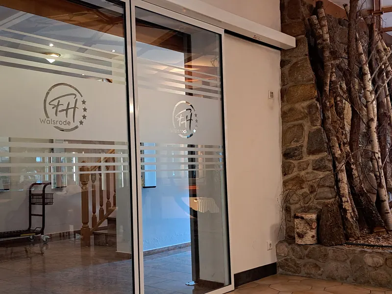 Milchglasstreifen mit Logo auf Glasschiebetüren