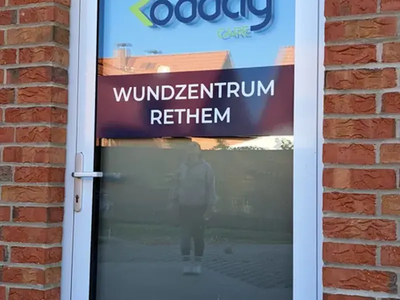 Bedruckte Sichtschutzfolie an einer Praxistür