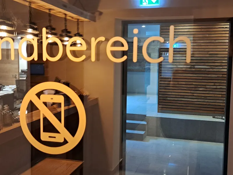 Folienschrift auf einer Glastür im Saunabereich