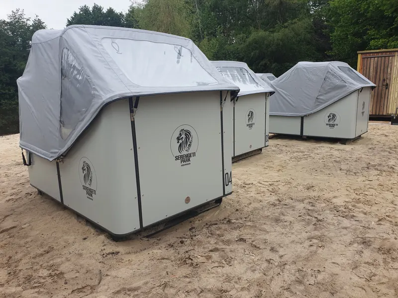 Strandkörbe in einem Freizeitpark mit Logo und Nummer aus Folie