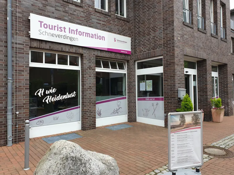 Schaufenster einer Tourist-Information mit Sichtschutzfolie, Zeichnungen und Schriftzug